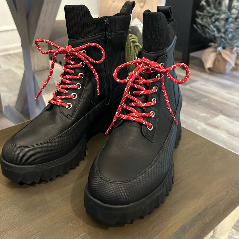 Nurture Whitney Water Resist black Leather Lace-Up Lug Sole Platform Boots NWOB
